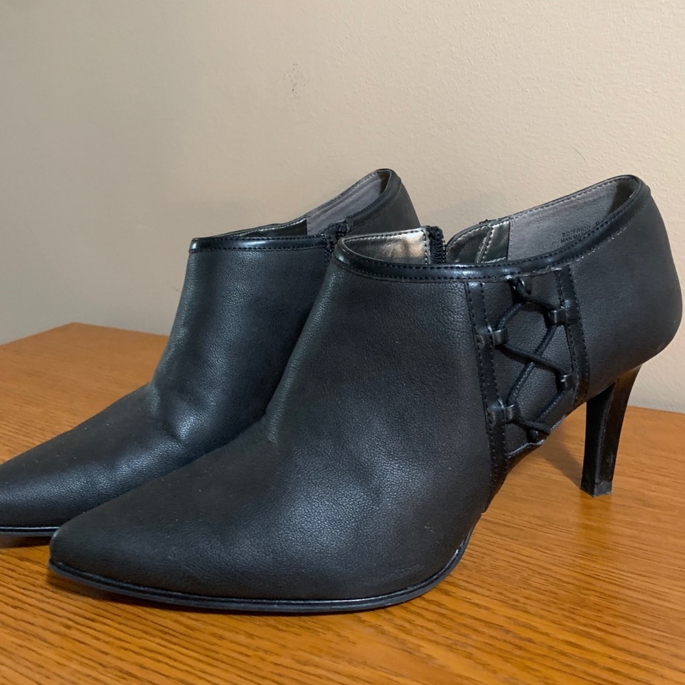 Women’s black heels